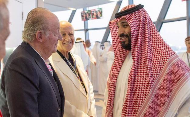 El Gobierno tilda de «casual» la foto de don Juan Carlos con el príncipe saudí