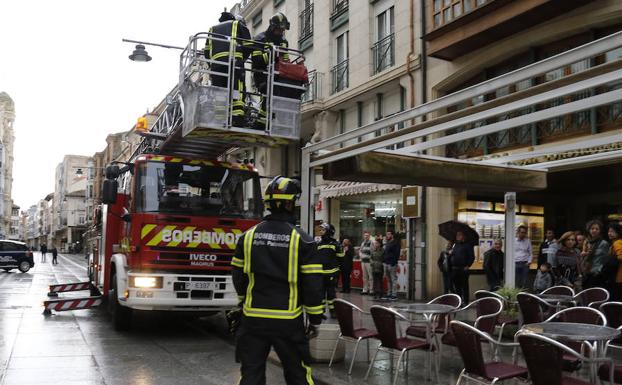 Sofocan un fuego en su casa y no se percata hasta que los Bomberos le despiertan