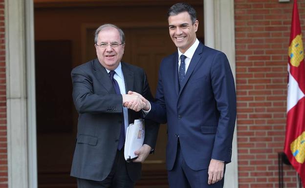 Arranca puntual la primera reunión entre Juan Vicente Herrera y Pedro Sánchez en La Moncloa