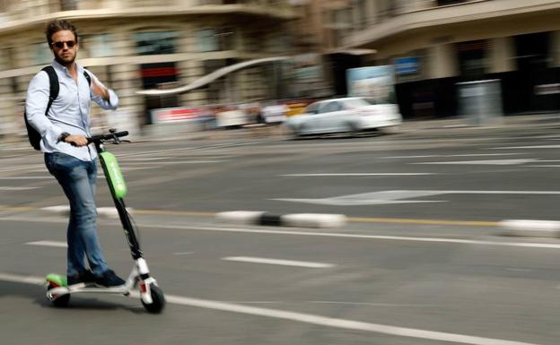 El uso patinetes eléctricos por aceras y zonas peatonales se multa en Segovia