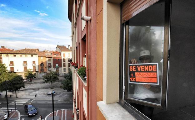 La CNMV insta a ahorrar más en el mercado y menos en la vivienda para evitar «excesos»