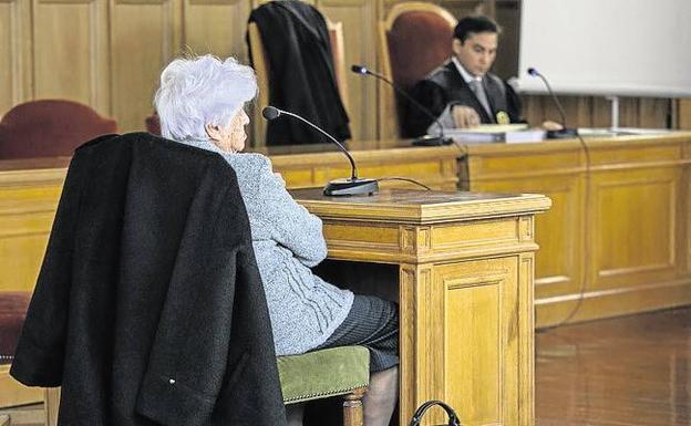 La fiscalía condena a María Eugenia Yagüe a pagar 900 euros por un delito de desobediencia a la autoridad judicial