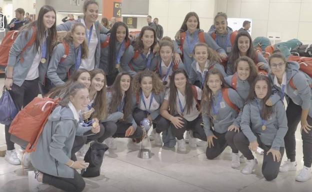 España aterriza en Madrid al grito de 'campeonas del mundo'