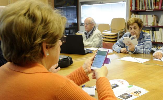 El Ayuntamiento de Burgos organiza unas jornadas para mayores sobre el manejo del Smartphone