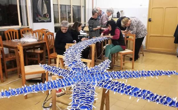 Las calles de Covarrubias lucen los adornos navideños elaborados por sus vecinos