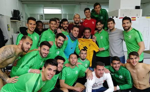 El Burgos CF homenajea a 'Piné', aficionado incondicional, tras perderse su primer partido en una década