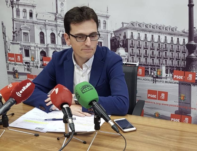 El PSOE llama «delincuente convicto» a León de la Riva