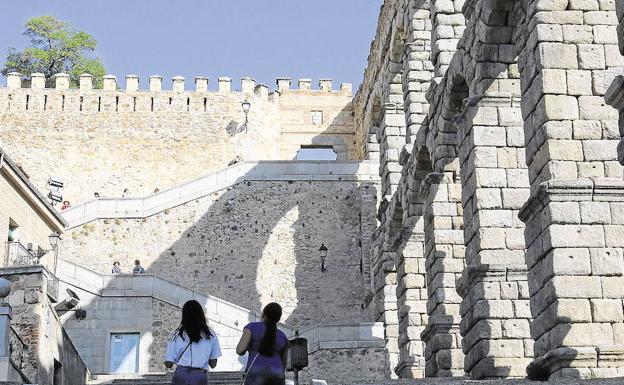 Segundo incidente en dos días: un joven resulta herido tras precipitarse desde la muralla de Segovia