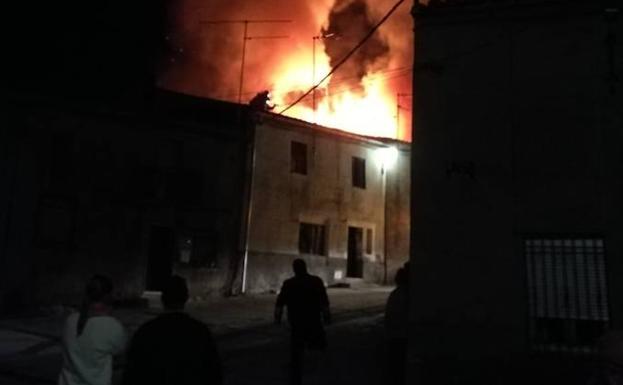 Un incendio devora una vivienda en San Felices de los Gallegos, Salamanca