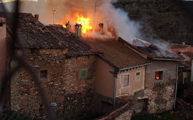 Un fuego declarado de madrugada destruye cinco viviendas en Santibáñez de Ayllón