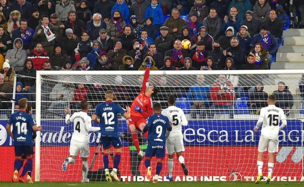 Courtois empieza a justificar su fichaje por el Real Madrid