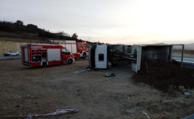 Bomberos de Miranda intervienen en el vuelco de un camión en Álava, que deja un herido