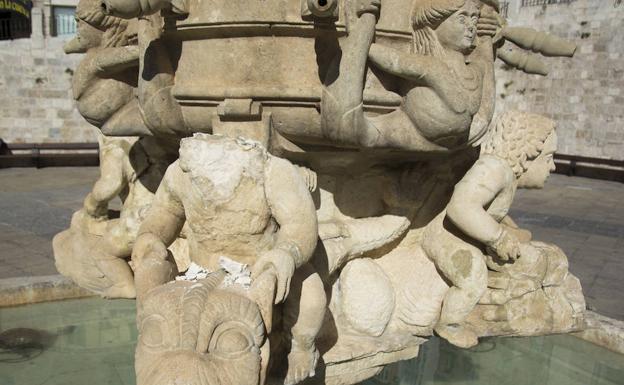 La fuente de la plaza de Santa María espera su restauración definitiva