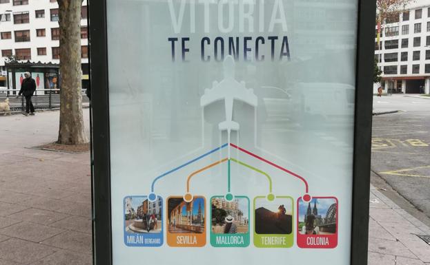 Las paradas de autobús de Burgos anuncian los destinos del aeropuerto de Vitoria