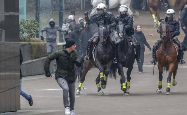 Tensión en una manifestación de la extrema derecha en Bruselas contra el pacto de la ONU sobre migración