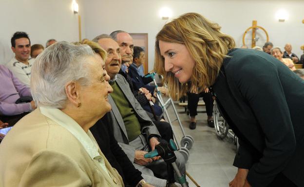 La consejera de Familia elude pronunciarse sobre cuándo asumirá la Junta la gestión de las residencias de mayores de Diputación