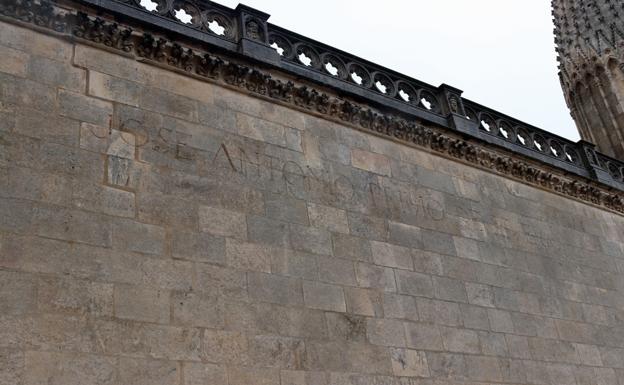 La Catedral «escurre el bulto» y plantea que el PSOE pague el proyecto para retirar la inscripción de Primo de Rivera