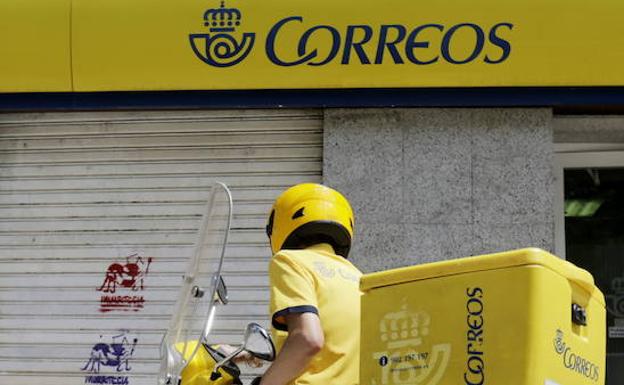 Correos hará fijos a 11.200 empleados y acaba con las huelgas