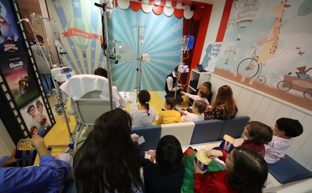 La Fundación Juegaterapia abre una sala de cine infantil en el HUBU