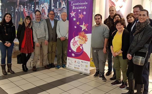 'Envolviendo ilusiones', una actividad en la que personas con discapacidad envuelven regalos comprados en dos centros comerciales de Burgos