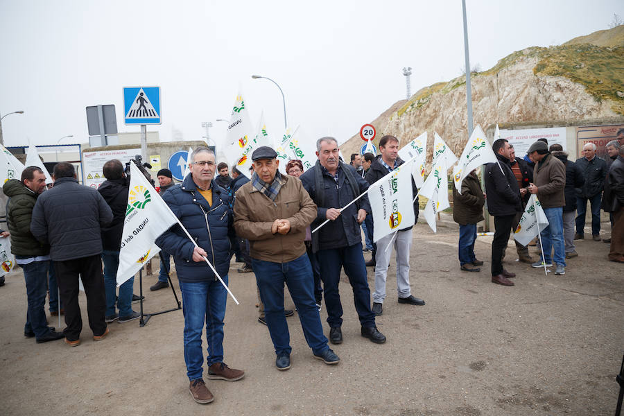 Más de 200 agricultores se manifiestan en Castilla y León contra la bajada del precio de la remolacha