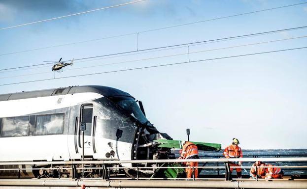 Aumentan a ocho los muertos en el accidente de tren en un puente en Dinamarca