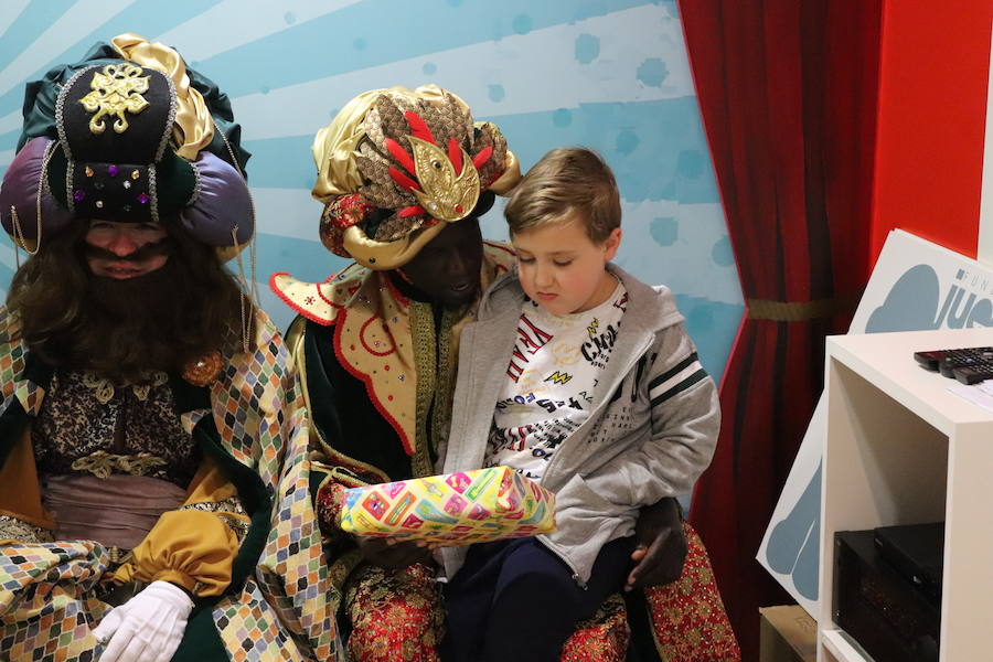 La visita de los Reyes Magos al HUBU, en imágenes