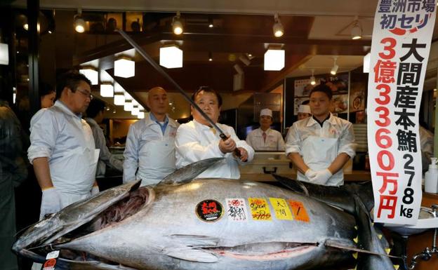 Un atún de 275 kilos, vendido en Tokio por un récord de 2,7 millones