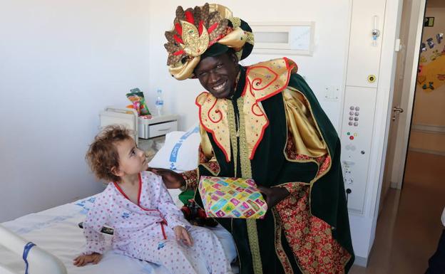 Los Reyes Magos visitan a los niños del Hospital Universitario de Burgos