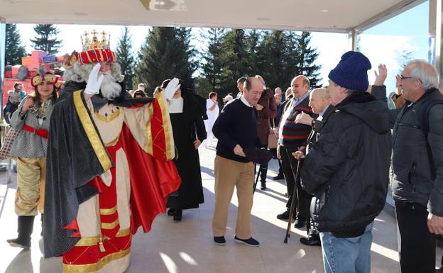 Los Reyes Magos devuelven la ilusión a los abuelos de la residencia Teresa Jornet