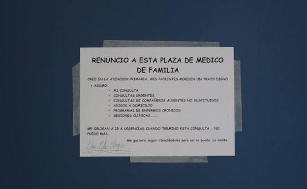 Carteles que lucen en las puertas de sus respectiva consultas