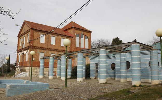 Una familia okupa un edificio protegido de Palencia y expulsa a un grupo de teatro