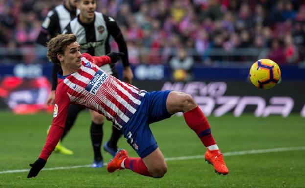 El Atlético se agarra a Griezmann y al VAR