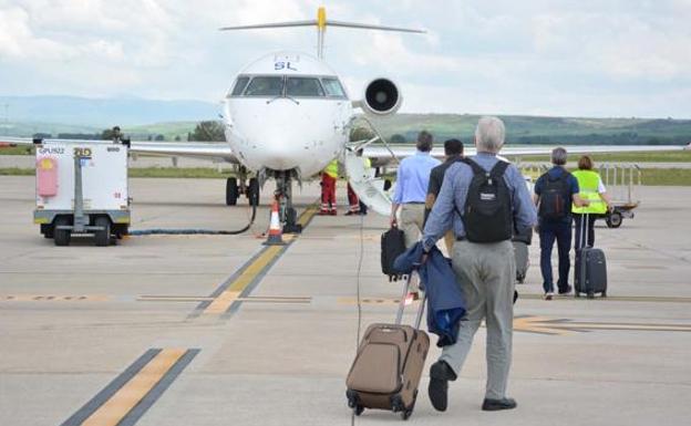 El aeropuerto de Villafría cierra 2018 con un 73,7% más de pasajeros que en 2017