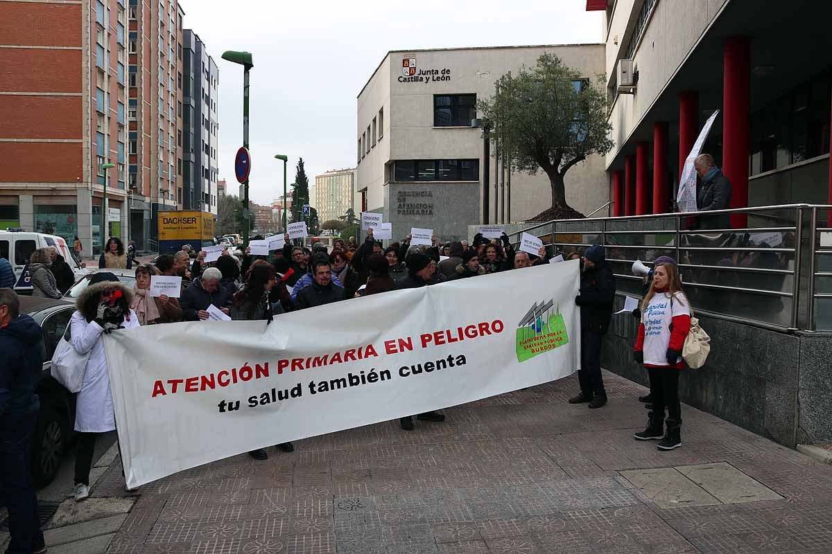 El consejero de Sanidad acude a Burgos para intentar apaciguar la situación de la Atención Primaria ante cientos de manifestantes