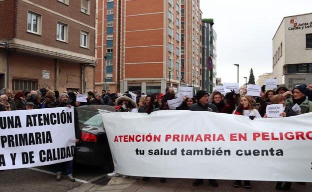 Sanidad abre la posibilidad de pagar las acumulaciones a los médicos ante la crisis de Atención Primaria