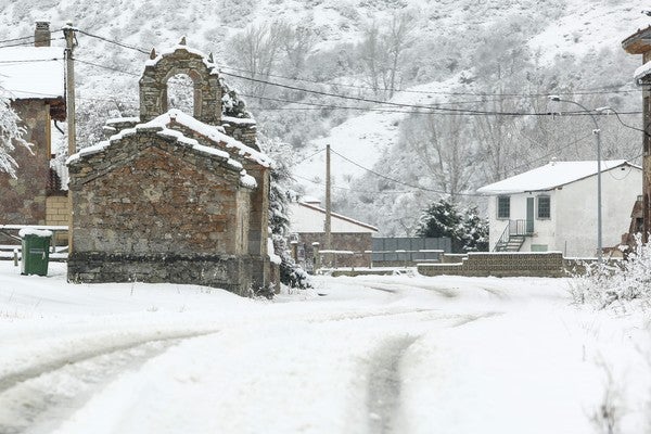 La nieve obliga a embolsar camiones en la A-6 y la A-1, a usar cadenas en ocho vías de León y a extremar la precaución en 18 tramos