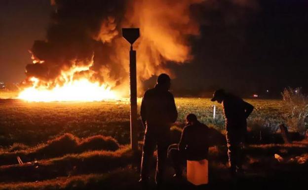 Aumenta a 85 el número de muertos por la explosión de un conducto de combustible en México