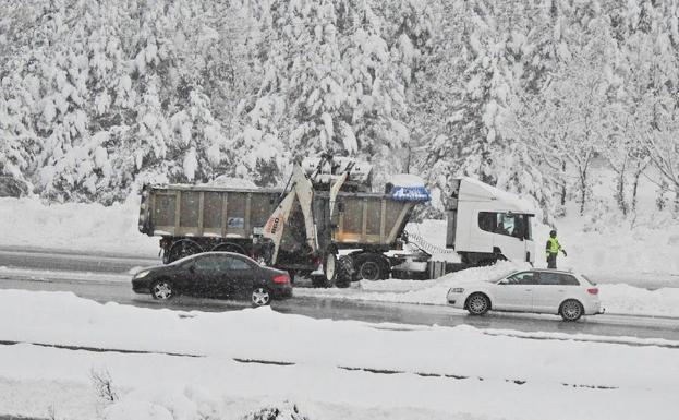 Tráfico comienza a embolsar camiones en la A-1 dirección Madrid a la altura de Boceguillas por la nieve