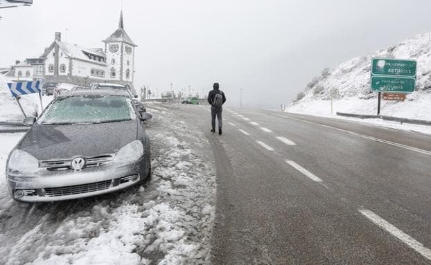 La nieve mantiene cerrada una carretera en en la provincia de León, obliga a circular con cadenas en 11 tramos y a extremar la precaución en 16