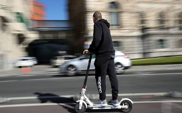 El Procurador del Común busca unificar criterios sobre el uso de patinetes eléctricos en Castilla y León