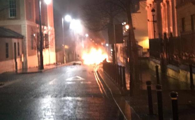 Investigan la explosión de un presunto coche bomba en Irlanda del Norte