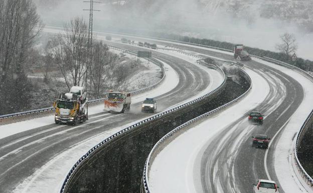 Autopistas activa el dispositivo de seguridad en la AP-6, AP-51 y AP-61 por nieve