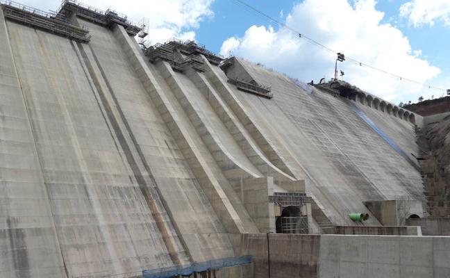 Incertidumbre en la cuenca del Arlanza ante la conclusión de la presa de Castrovido, que ha completado su hormigonado