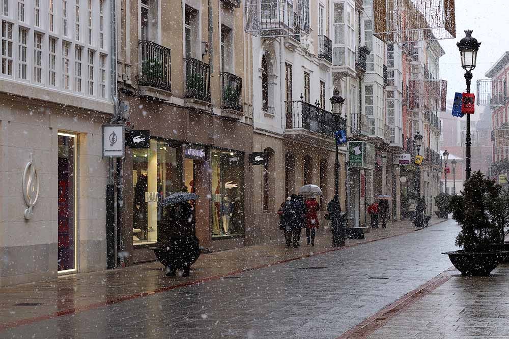 La nieve deja una bonita estampa invernal en Burgos