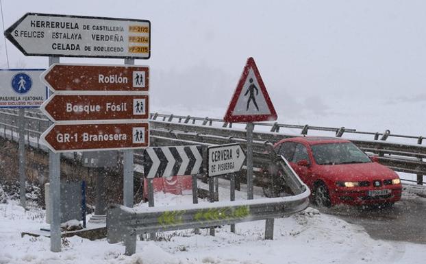 La nieve complica el tráfico en el norte de Castilla y León