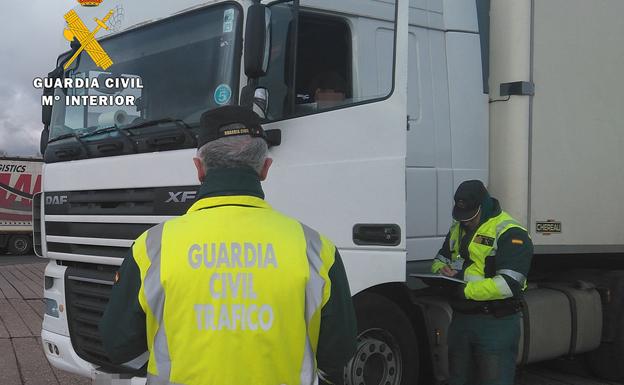 La Guardia Civil denuncia a un conductor en la A-62 por sobrepasar en 14 horas el tiempo permitido