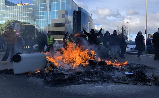 Los taxistas de Madrid acuerdan seguir indefinidamente con la huelga