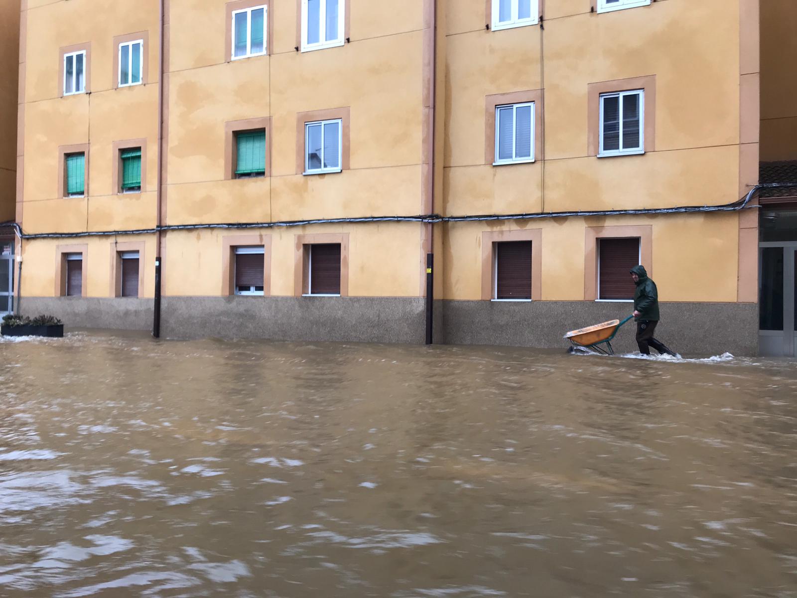 El Nela se desborda en Villarcayo e inunda calles, carreteras y edificios