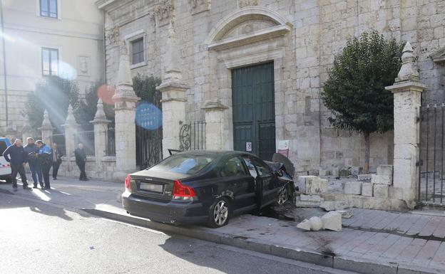 Un conductor empotra su coche contra una iglesia de Palencia y hiere de gravedad a un peatón